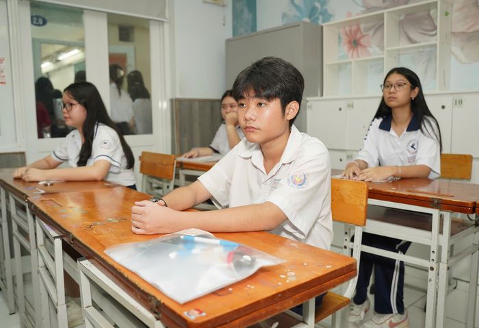  Thí sinh sinh hoạt quy chế thi, được giám thị phổ biến rõ những vật dụng được mang phòng thi ngày mai, tránh vi phạm. 