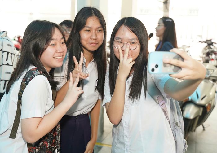  Do đã chuẩn bị bài kỹ càng nên các thí sinh khá thoải mái, cùng nhau check in lưu lại khoảnh khắc của ngày đi làm thủ tục dự thi, trước khi bước vào ngày thi chính thức. 