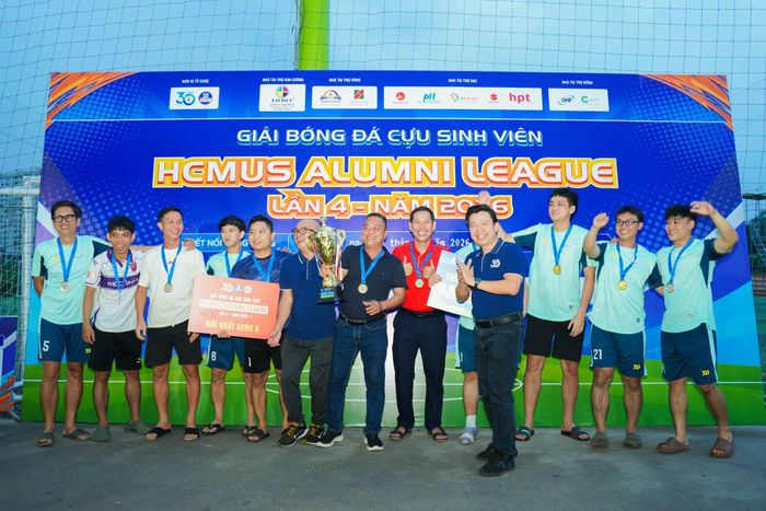  Đội bóng Khoa Sinh học - Công nghệ Sinh học vô địch Serie B 