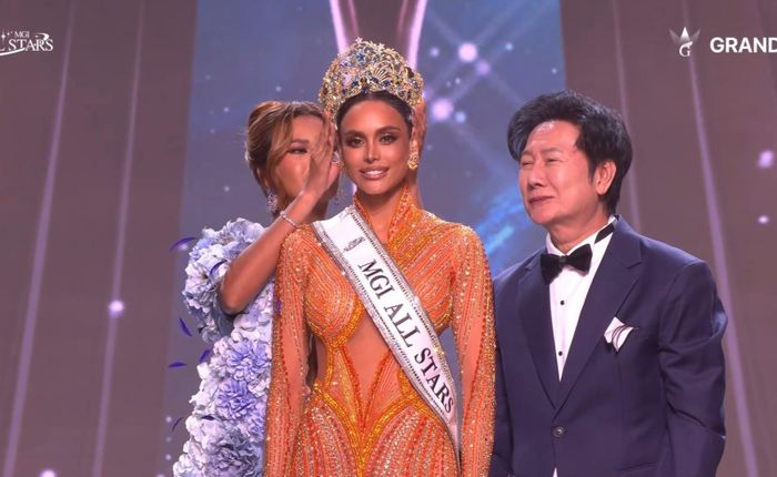  Đại diện Colombia trong giây phút đăng quang. 