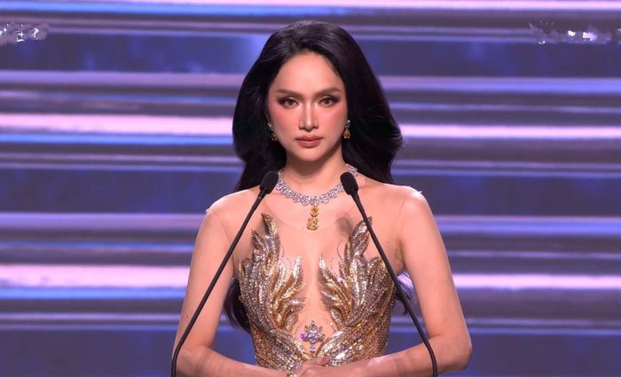  Hương Giang trong phần trả lời ứng xử top 5. 