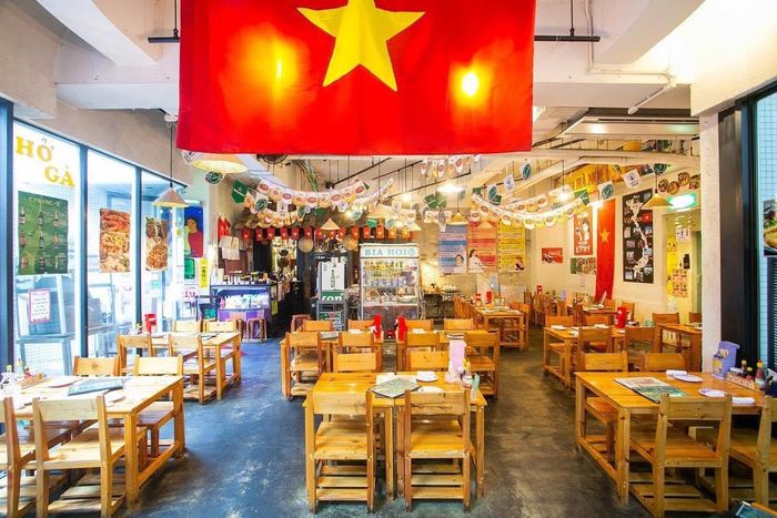  Quán ăn bán món Việt của Mori tại Osaka (Nhật Bản) được trang trí và bán những món đậm chất Việt như bún chả, gỏi cuốn, nem rán...