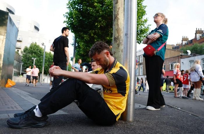  Niềm an ủi của fan Arsenal lúc này chỉ là chức vô địch Premier League sau 22 năm chờ đợi. 