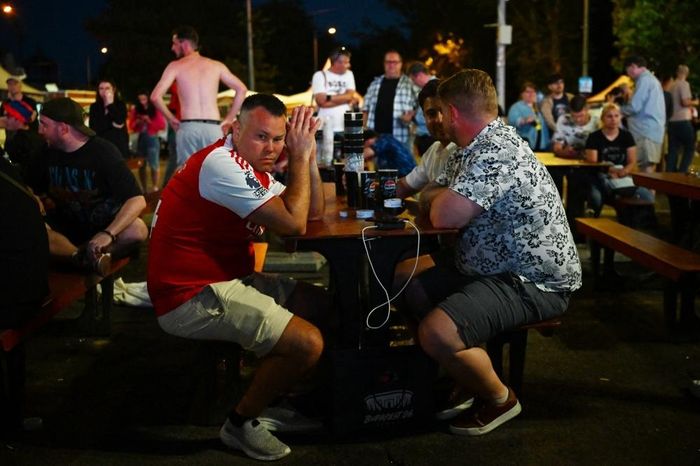  Nhiều CĐV Arsenal theo dõi tại các quán bar ở Budapest cũng không thể giấu đi sự thất vọng và buồn bã. 