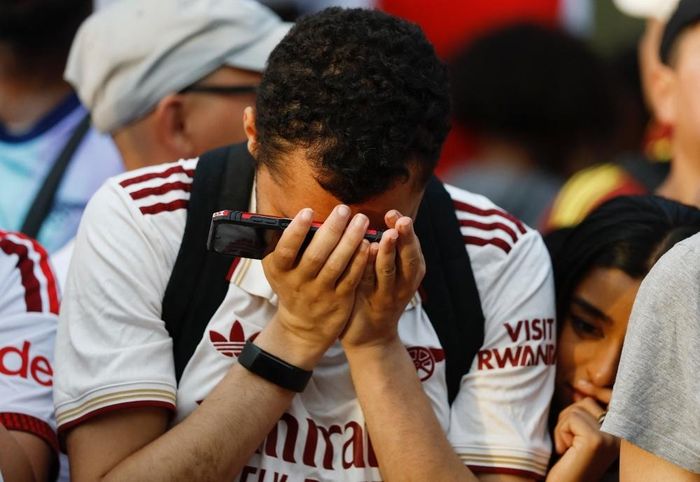  Rất nhiều CĐV đã bật khóc khi Arsenal không thể có chức vô địch Champions League đầu tiên. 