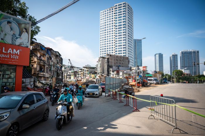  Theo phương án điều chỉnh giao thông, phương tiện lưu thông trên đường Nguyễn Chí Thanh khi đến gần nút giao phải rẽ vào đường La Thành 10 - 30 m rồi quay lại đường Nguyễn Chí Thanh. Chiều ngược lại, phương tiện trên đường La Thành cũng thực hiện tương tự bằng cách rẽ vào đường Nguyễn Chí Thanh rồi quay trở ra đường La Thành. 
