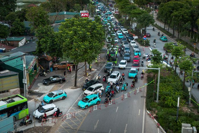  Đường Nguyễn Chí Thanh đang từ 5 làn xe, khi tới ngã tư La Thành chỉ còn 2 làn xe do rào chắn, gây hiện tượng tắc nghẽn cổ chai. Thời gian phân luồng bắt đầu từ ngày 30/5 cho đến khi có thông báo thay thế. 