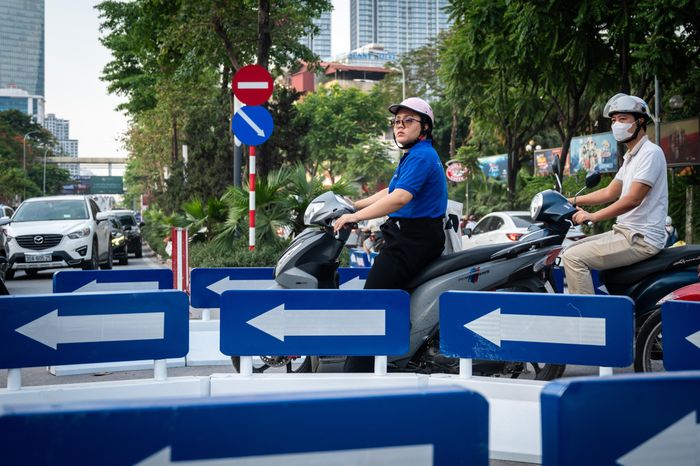  Đáng chú ý, nút giao này sẽ chuyển từ điều khiển bằng đèn tín hiệu sang hình thức giao thông tự hành. Phương tiện qua khu vực sẽ di chuyển theo hệ thống đường tạm, vạch sơn, biển báo chỉ dẫn và các điểm quay đầu tại vị trí mở dải phân cách trên đường La Thành, Nguyễn Chí Thanh. 