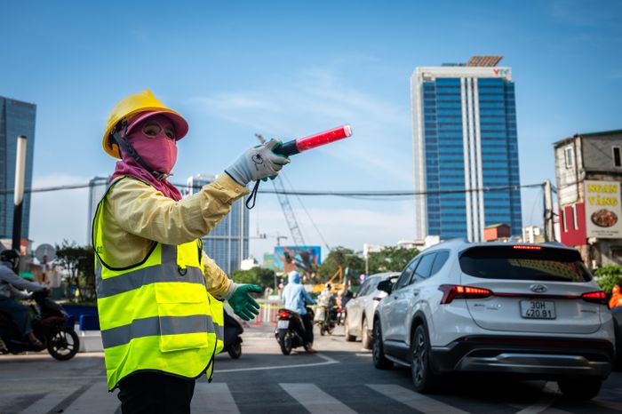  Trong 3 ngày đầu triển khai, đơn vị thi công sẽ dựng rào chắn và vận hành thử để theo dõi tình hình giao thông thực tế, kịp thời điều chỉnh nếu phát sinh bất cập. Đồng thời, nhà thầu bố trí lực lượng hướng dẫn phối hợp cảnh sát giao thông nhằm hạn chế nguy cơ ùn tắc tại khu vực thi công. 