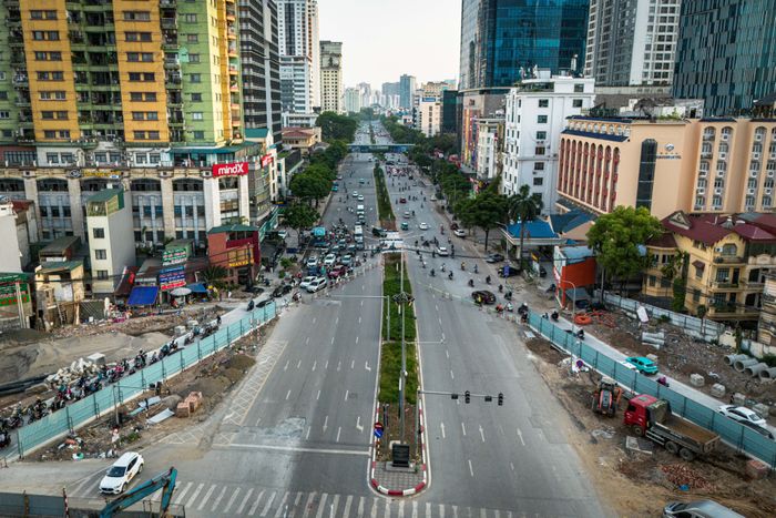  Ghi nhận chiều 30/5, phần lớn khu vực ngã tư La Thành - Nguyễn Chí Thanh đã vận hành thử rào chắn phục vụ thi công ga S3 thuộc dự án đường sắt đô thị tuyến số 5 (Văn Cao - Ngọc Khánh - Láng - Hòa Lạc). 