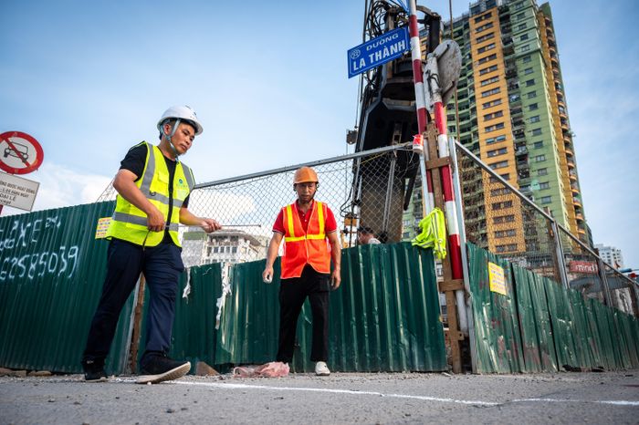  Tuyến metro xuất phát từ khu vực đường Văn Cao giao Hoàng Hoa Thám, đi ngầm qua các tuyến đường Văn Cao, Liễu Giai, Nguyễn Chí Thanh, Trần Duy Hưng. Sau khi qua Trung tâm Hội nghị Quốc gia, tuyến chuyển sang đi trên mặt đất dọc dải phân cách giữa đại lộ Thăng Long và cao tốc Hòa Lạc - Hòa Bình đến điểm cuối. 