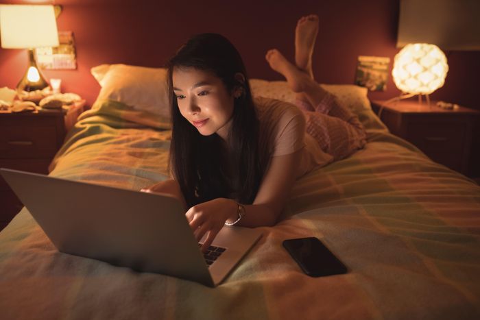 Gen Z Hàn Quốc tìm thấy niềm vui khi tham gia các phòng hút thuốc online và trò chuyện với những người giống mình. Ảnh minh họa: Magnific.