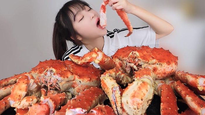 Nhiều người tìm đến mukbang để giải tỏa cảm giác thèm ăn mà không cần gọi món. Ảnh minh họa: @Tzuyang.