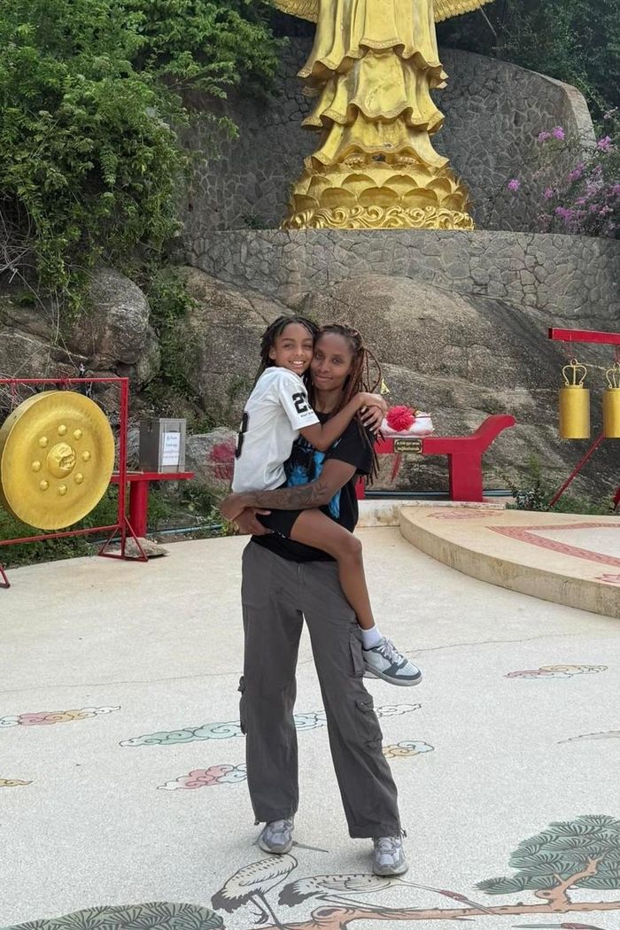  Nữ khách Mỹ và con gái tại một điểm du lịch tâm linh ở Đà Nẵng. 