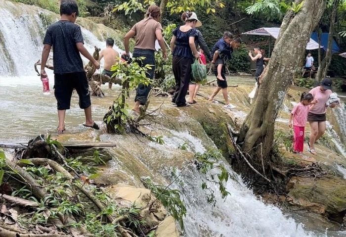 Bé trai khoảng 10 tuổi tím tái, ngừng tuần hoàn sau đuối nước ở thác Bảy Tầng.