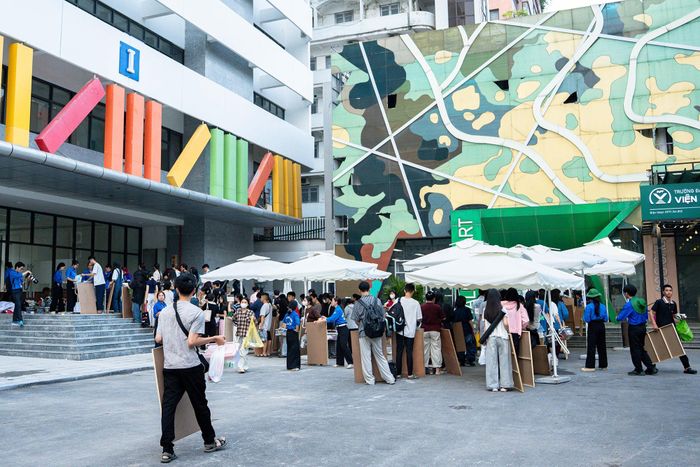 Hôm nay, các thí sinh sẽ dự thi khối H, bao gồm hai môn Hình họa mỹ thuật, yêu cầu vẽ người mẫu dạng bán thân bằng chì đen trên khổ giấy A1; và môn Bố cục trang trí màu, yêu cầu bố cục trang trí bằng bột màu trên khổ giấy A3. Thời gian làm bài mỗi môn là 240 phút.
