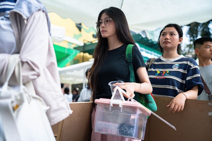 Trong khi đó, Dương Hà Linh, học sinh trường THPT Lê Xoay (Phú Thọ), lựa chọn ngành Thiết kế đồ họa và cũng bắt đầu học vẽ từ giữa năm lớp 11. Ban đầu, nữ sinh duy trì lịch học khoảng 4 buổi mỗi tuần. Sát kỳ thi, cường độ ôn tập tăng lên liên tục cả tuần, mỗi buổi kéo dài khoảng 4 giờ. Dành nhiều thời gian chuẩn bị, nữ sinh vẫn không tránh khỏi áp lực trước môn Hình họa mỹ thuật. Linh tự nhận phần vẽ cơ thể từ đầu gối trở xuống là điểm yếu khiến em lo lắng nhất.