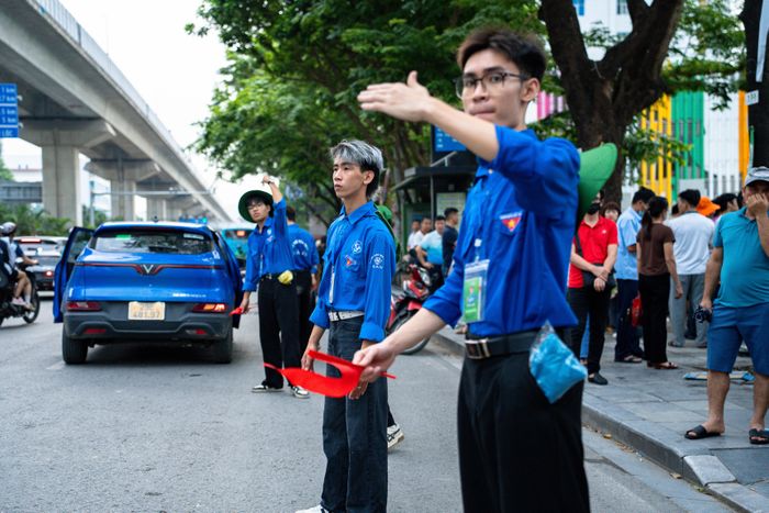 Các “chiến sĩ áo xanh” có mặt từ sớm để phân luồng giao thông, hỗ trợ thí sinh và phụ huynh, phát nước, hướng dẫn phòng thi, điểm gửi đồ…