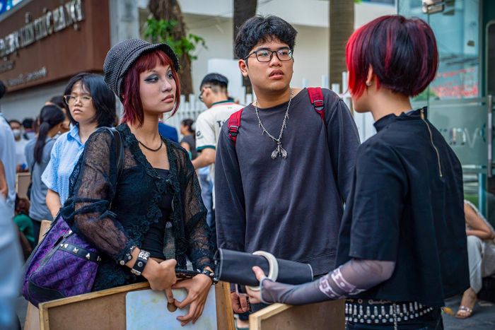 Không khí trước cổng trường Đại học Kiến trúc Hà Nội có phần sôi động và nhiều màu sắc. Điểm dễ nhận thấy nhất tại kỳ thi này là phong cách nổi bật của nhiều thí sinh. Nhiều em xuất hiện với trang phục cá tính, áo oversize, quần jeans rộng, váy layer, sneaker, phụ kiện vòng cổ, khuyên tai…