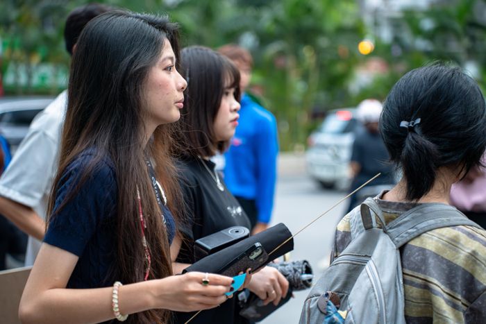 99 người mẫu được nhà trường bố trí tại 99 phòng, ngồi cố định trong nhiều giờ để thí sinh quan sát, dựng hình và hoàn thiện bài thi. Mỗi thí sinh sẽ có một góc nhìn, một điểm đặt giá vẽ, do đó, không bài thi nào giống bài thi nào và các thí sinh cũng không thể quay cóp bài như thi các môn văn hóa.