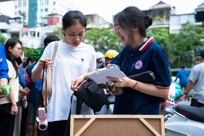 Một số em tranh thủ trò chuyện, chụp ảnh cùng bạn bè, gia đình trước giờ thi, ghi lại khoảnh khắc bước vào kỳ thi được xem là “cửa ngõ” của nhiều ngành hot tại trường Đại học Kiến trúc Hà Nội như Thiết kế đồ họa; Thiết kế nội thất; Thiết kế thời trang; Điêu khắc, Nghệ thuật số, Mỹ thuật đô thị…