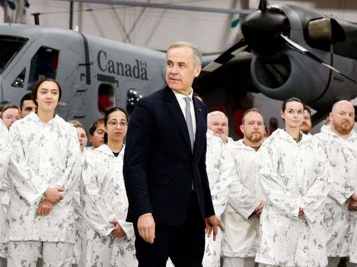  Ông Carney thăm Phi đội Vận tải 440 thuộc Không quân Hoàng gia Canada (RCAF) tại Yellowknife, Canada. Ảnh: Reuters. 