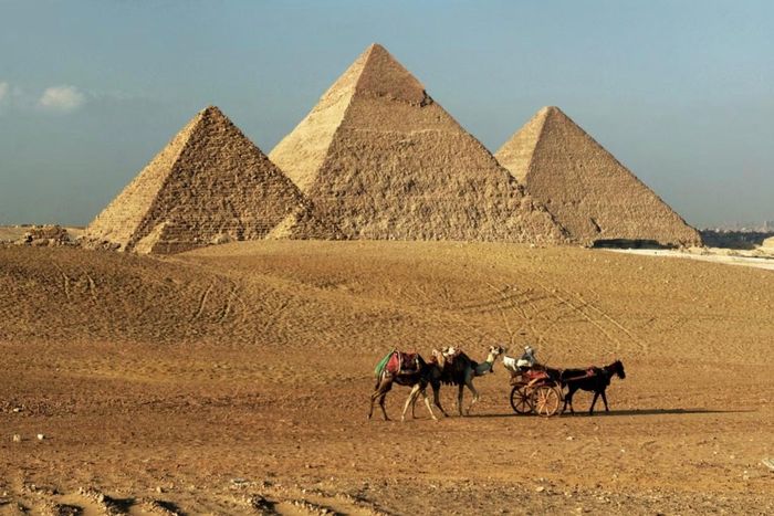 Bên ngoài đại kim tự tháp Giza, Ai Cập. Ảnh: Jonathan Rashad/National Geographic.