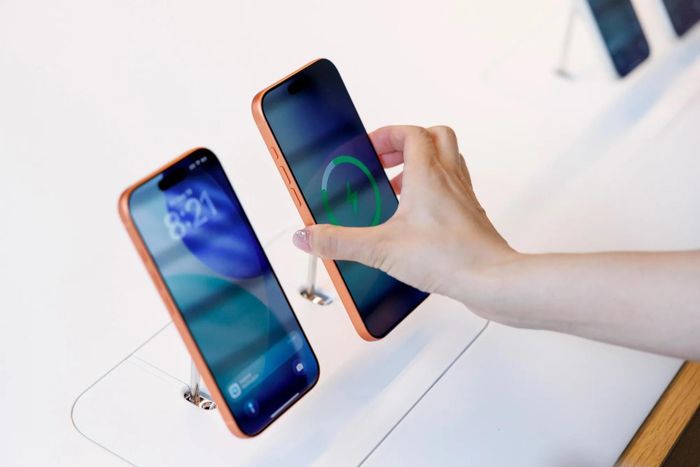  Các mẫu iPhone được trưng bày tại cửa hàng Apple. Ảnh: Bloomberg. 