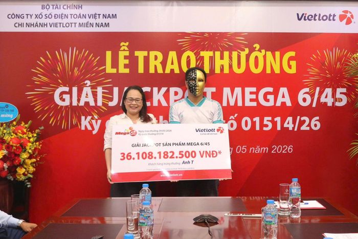 Chị Kim Thanh tham dự buổi trao thưởng của khách hàng trúng hơn 36 tỷ đồng.