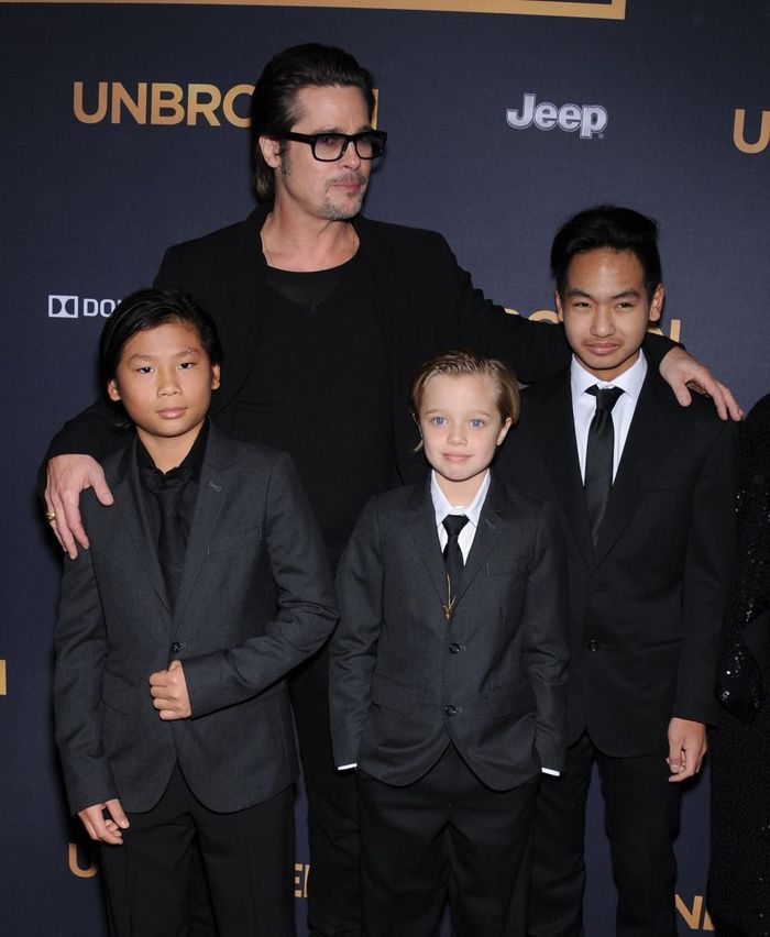 Các con chung của Brad Pitt và Angelina Jolie đang lần lượt bỏ họ cha. Ảnh: SplashNews.