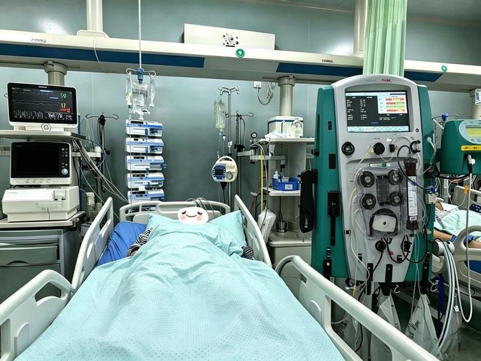 Cụ ông phải điều trị trong phòng EICU vì tăng kali máu nặng do ăn 3-4 quả chuối mỗi ngày trong suốt nửa tháng. Ảnh: Hàng Châu Nhật Báo.