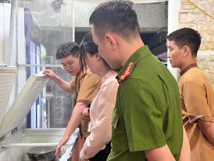 Đoàn kiểm tra liên ngành của phường Đống Đa kiểm tra các cơ sở.