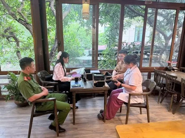 Trong đợt cao điểm tháng 4 và tháng 5, Đoàn kiểm tra liên ngành An toàn thực phẩm phường đã tập trung kiểm tra các cơ sở kinh doanh dịch vụ ăn uống, bếp ăn tập thể, cửa hàng thực phẩm, cơ sở chế biến thực phẩm và các cơ sở kinh doanh thức ăn đường phố trên địa bàn.