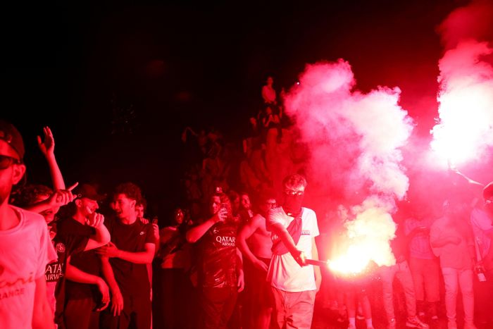 Tình hình càng trở nên phức tạp sau khi PSG gỡ hòa 1-1 và giành chiến thắng 4-3 chung cuộc ở loạt sút luân lưu. Niềm vui chiến thắng nhanh chóng biến thành những màn ăn mừng mất kiểm soát. Hàng nghìn người tràn xuống đường, đốt pháo sáng, đập phá tài sản công cộng và đối đầu với cảnh sát chống bạo động.