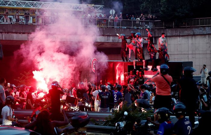 Ngày PSG bảo vệ thành công ngôi vương Champions League biến thành cơn ác mộng tại Paris khi hơn 130 người bị cảnh sát bắt giữ với hàng loạt vụ đụng độ, đập phá và gây rối nghiêm trọng giữa trung tâm thủ đô nước Pháp.