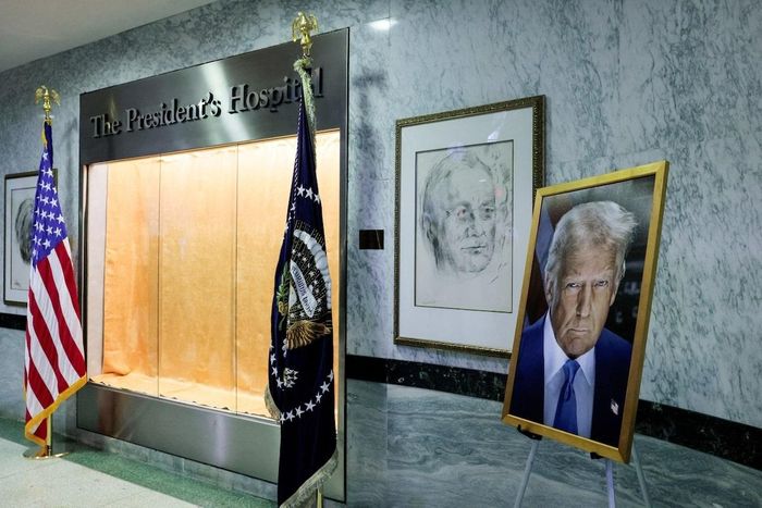 Ảnh của Tổng thống Mỹ Donald Trump được trưng bày tại Trung tâm Y tế Quân sự Quốc gia Walter Reed trong ngày ông đến cơ sở này để kiểm tra sức khỏe định kỳ. Ảnh: Reuters.