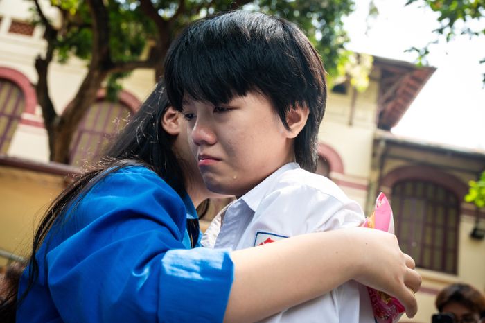  Trong khi đó, không ít thí sinh rời phòng thi với gương mặt thất thần, thậm chí bật khóc vì không làm bài như kỳ vọng. “Đề thi khó hơn so với dự tính của em”, Linh Chi, học sinh trường THCS Đền Lừ, chia sẻ, mắt đỏ hoe sau giờ thi. 