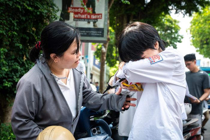  Đứng chờ sẵn bên ngoài cổng trường, mẹ của Linh Chi liên tục xoa lưng, hỏi han, động viên, giúp con gái trấn tĩnh. 