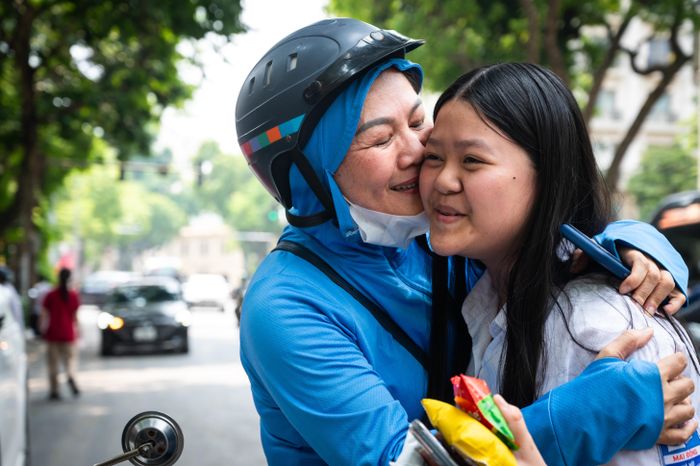  Trong khi đó, vừa thấy con gái bước ra khỏi cổng trường thi, chị Lê Thị Kim Dung (phường Vĩnh Tuy) vội chạy đến ôm chầm lấy con. Dù chưa biết kết quả bài làm ra sao, người mẹ vẫn nhẹ nhàng hôn lên trán để động viên con gái sau buổi thi đầy áp lực. “Các con đã học tập, ôn thi rất vất vả, nên chỉ cần cố gắng hết sức là được”, chị Dung nói. Gia đình chị đã lên kế hoạch cho chuyến du lịch Nha Trang kéo dài 7 ngày để ăn mừng, giúp con thư giãn sau quãng thời gian dài căng thẳng. 