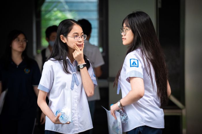  Như vậy, hơn 124.000 thí sinh đã hoàn thành kỳ tuyển sinh lớp 10 không chuyên tại Hà Nội. Năm nay, khoảng 56% học sinh tốt nghiệp THCS có chỗ học lớp 10 tại các trường THPT công lập. Số học sinh còn lại sẽ theo học tại các trường THPT tư thục, trung tâm giáo dục nghề nghiệp, giáo dục thường xuyên. Điểm thi, điểm chuẩn dự kiến được công bố từ ngày 19 đến 22/6.