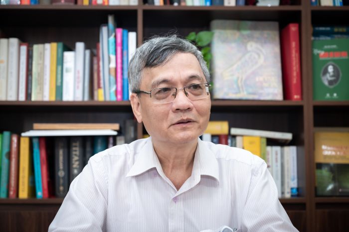  Ông Đỗ Quang Dũng - Phó chủ tịch Hội Xuất bản Việt Nam - chủ trì Tọa đàm. Ảnh: Đinh Hà.