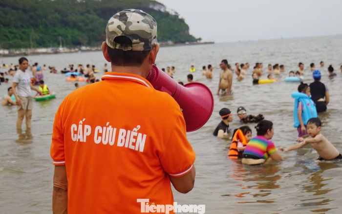  Để đảm bảo an toàn cho du khách, UBND phường Đồ Sơn duy trì các tổ thường trực đảm bảo an ninh, an toàn, cứu hộ ở các bãi tắm do địa phương quản lý. Lực lượng liên ngành thường xuyên ứng trực, phát loa hướng dẫn, cảnh báo và sẵn sàng các phương án khi cần thiết. 