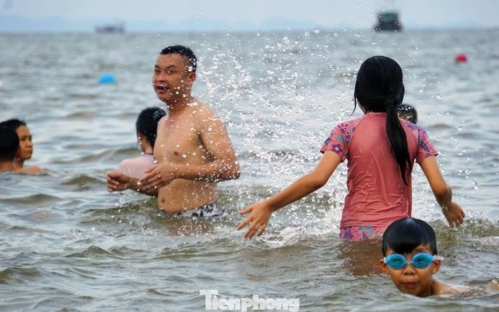  Đồ Sơn có nhiều bãi tắm rộng, đủ sức phục vụ lượng lớn du khách vào mùa cao điểm. Chỉ cách trung tâm Hải Phòng khoảng 20 km, nơi đây là lựa chọn thuận tiện cho các gia đình muốn tắm biển, thư giãn và vui chơi cuối tuần mà không tốn nhiều chi phí. 