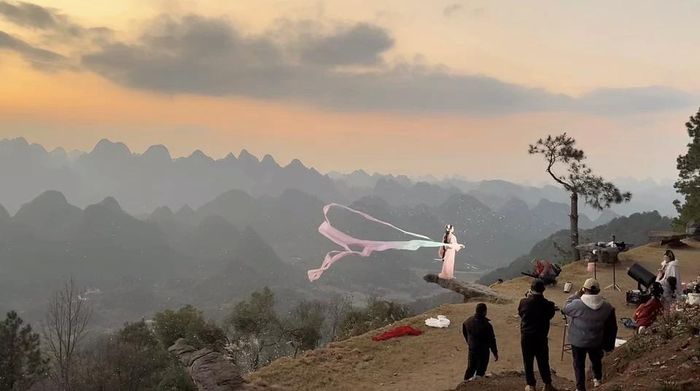  Hậu trường chụp ảnh "Thiên lý giang sơn" tại huyện Dương Sóc, thành phố Quế Lâm, tỉnh Quảng Tây, Trung Quốc với ekip hỗ trợ từ nhiếp ảnh gia tới ánh sáng, người tạo hiệu ứng gió... Ảnh: @balala4400. 