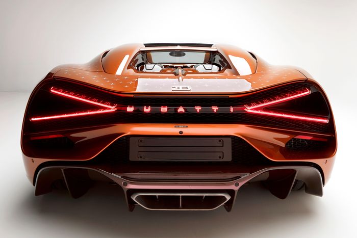 Bugatti W16 Mistral vẫn được trang bị động cơ W16 dung tích 8.0L trứ danh với 4 bộ turbo, sản sinh sức mạnh tối đa 1.600 mã lực và mô-men xoắn cực đại 1.600 Nm.