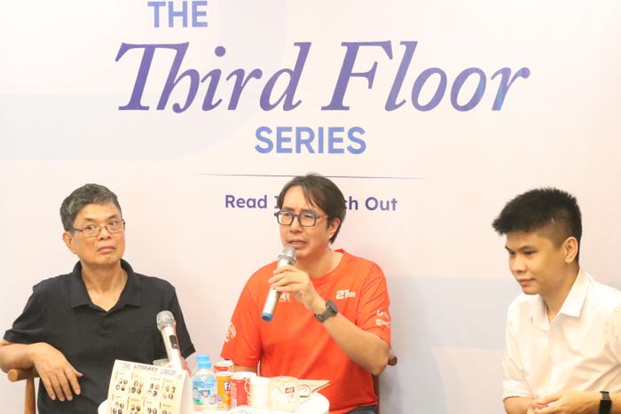Tọa đàm "Nước Mỹ. Bóng đá. Văn hóa". Từ trái qua phải: tác giả Hiệu Minh, nhà báo Trương Anh Ngọc, nhà văn Đức Anh. Ảnh: Nhà sách InBook.