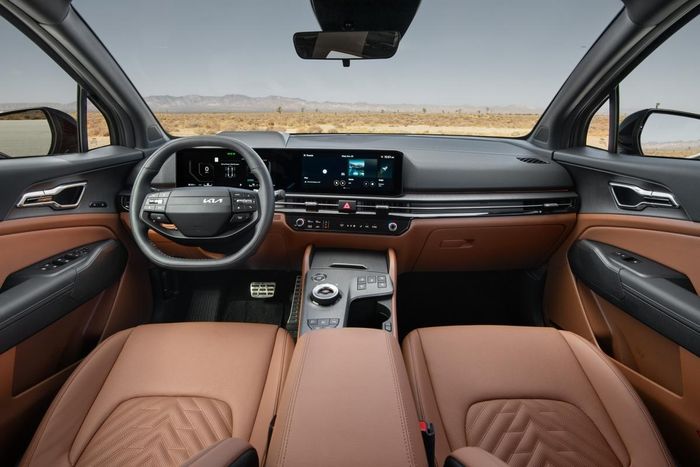 Thiết kế nội thất trên mẫu xe Sportage mới (phải) có nhiều khác biệt so với bản hiện hành tại Việt Nam (trái). Ảnh: Kia, Thaco.