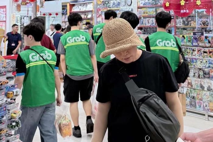  Nhóm du khách Hàn Quốc mặc áo Grab đi siêu thị ở Đà Nẵng. Ảnh: @ki.anhp.