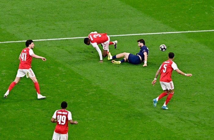  Mosquera mắc sai lầm khiến Arsenal bị thổi phạt đền. 