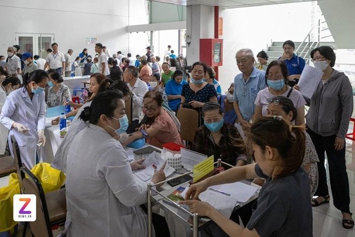 Người dân cần mang theo điện thoại đã đăng nhập ứng dụng VNeID hoặc căn cước công dân gắn chip. Ảnh: Khương Nguyễn. 